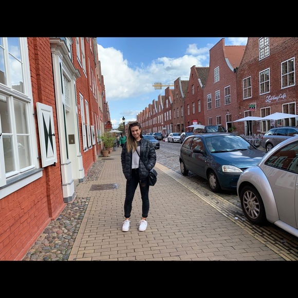 Meet your Posher, Meredith - Picture 2 of 4